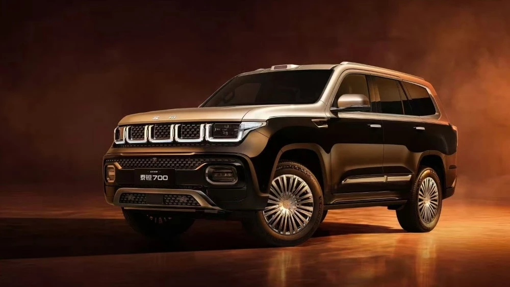 Внедорожник BAIC Taitan 700 сбоку спереди