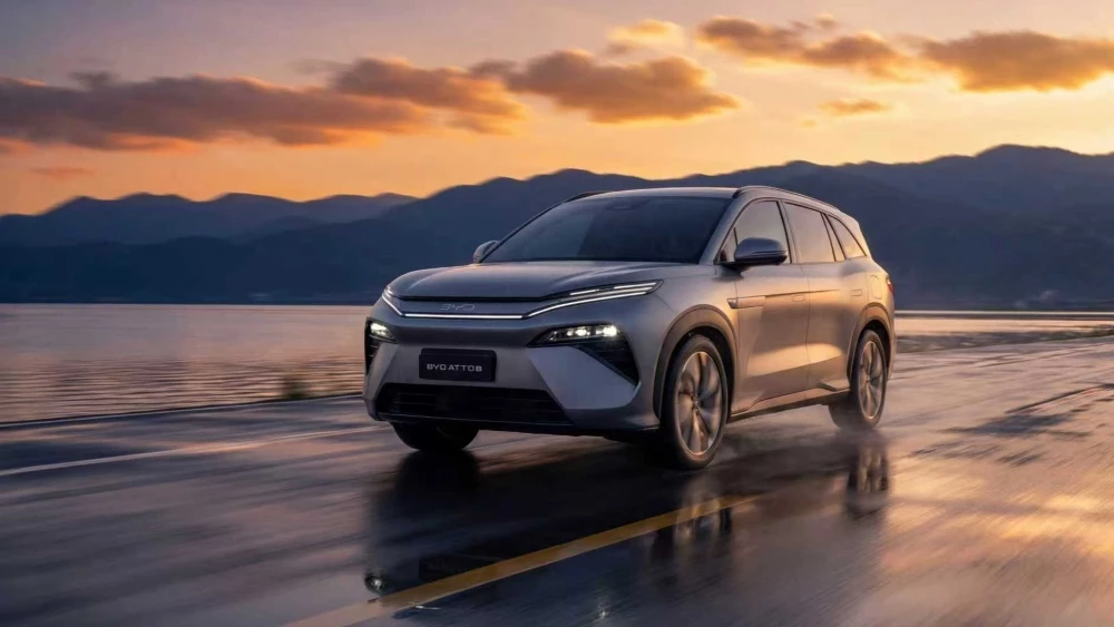 Кроссовер BYD Atto 8 сбоку спереди