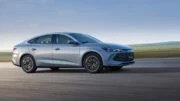 BYD Seal 6 DM-i Flagship сбоку спереди в динамике