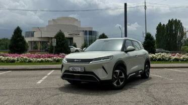 BYD Yuan Up тест в Казахстане сбоку спереди