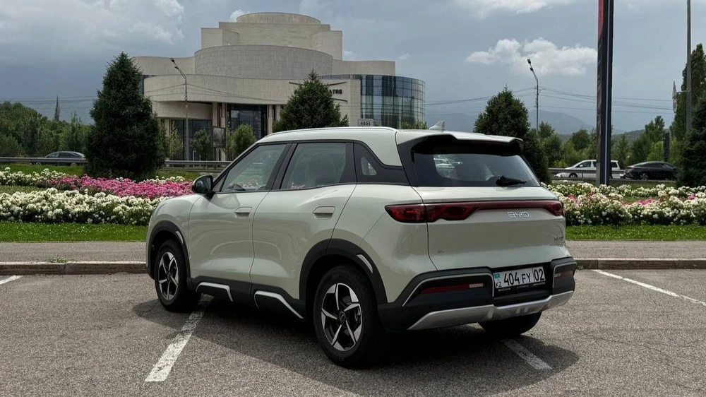 BYD Yuan Up тест в Казахстане сбоку сзади