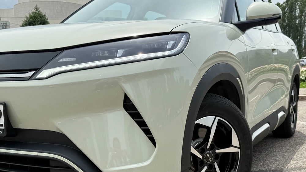 BYD Yuan Up тест в Казахстане спереди фары