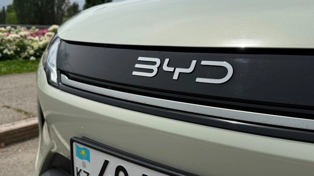 BYD Yuan Up тест в Казахстане спереди логотип