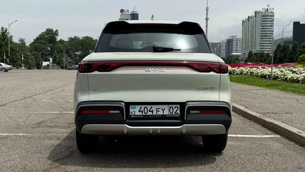 BYD Yuan Up тест в Казахстане сзади