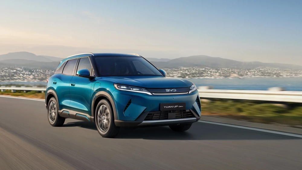 BYD Yuan Up DM-i Flagship сбоку спереди