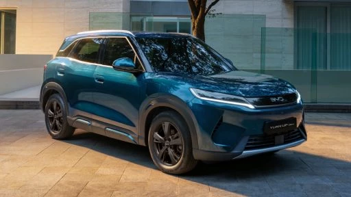 гибридный кроссовер byd yuan up dm-i сбоку спереди гибридный кроссовер синий сертифицировали оттс в казахстане