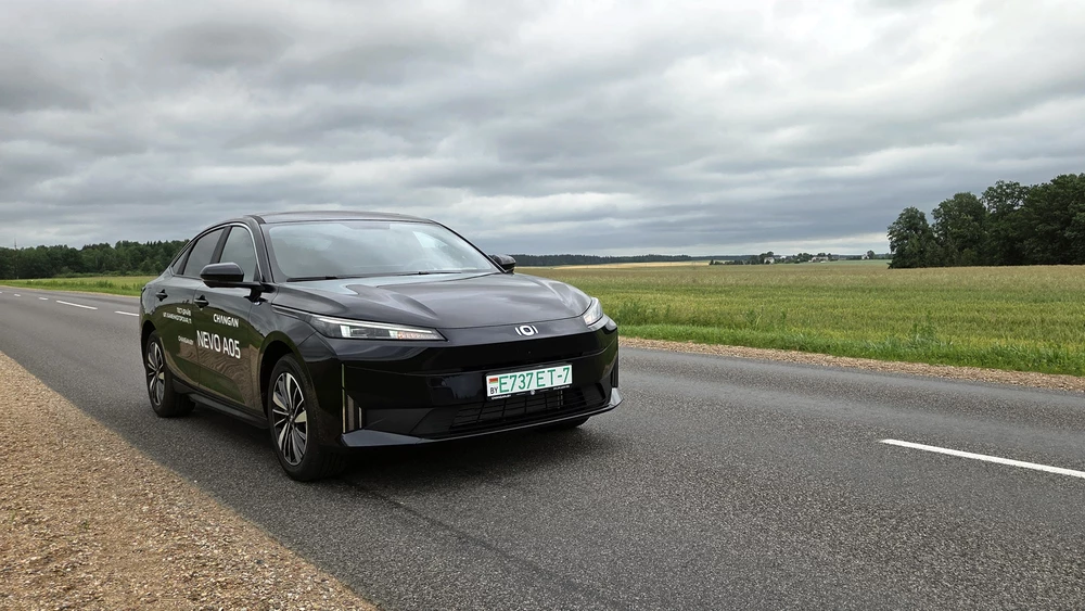 Changan Nevo A05 тест в Беларуси сбоку спереди