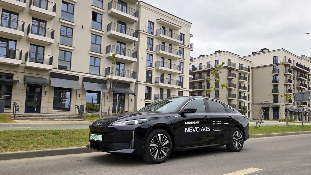 Changan Nevo A05 тест в Беларуси сбоку спереди Минск