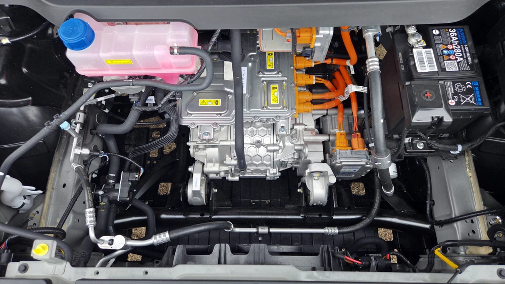 Changan Nevo A05 тест в Беларуси капот открыт мотор двигатель