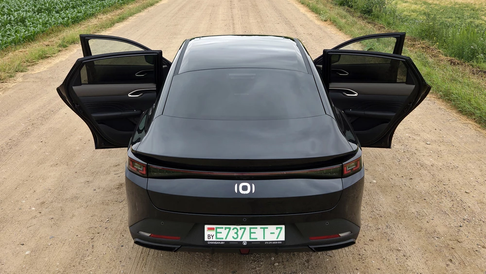 Changan Nevo A05 тест в Беларуси сзади двери открытые