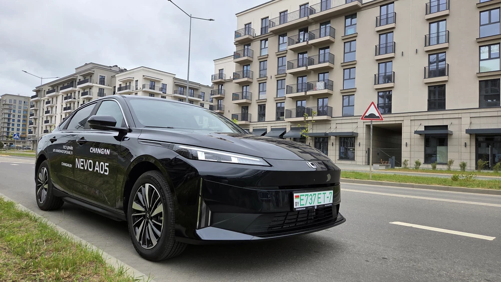 Changan Nevo A05 тест в Беларуси сбоку спереди Минск