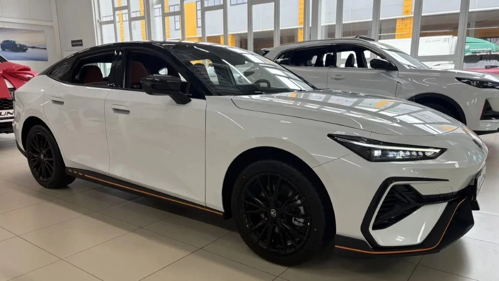 Обновленный новый Changan Uni-V у дилера в автосалоне купить новый сбоку спереди Демидыч Уфа