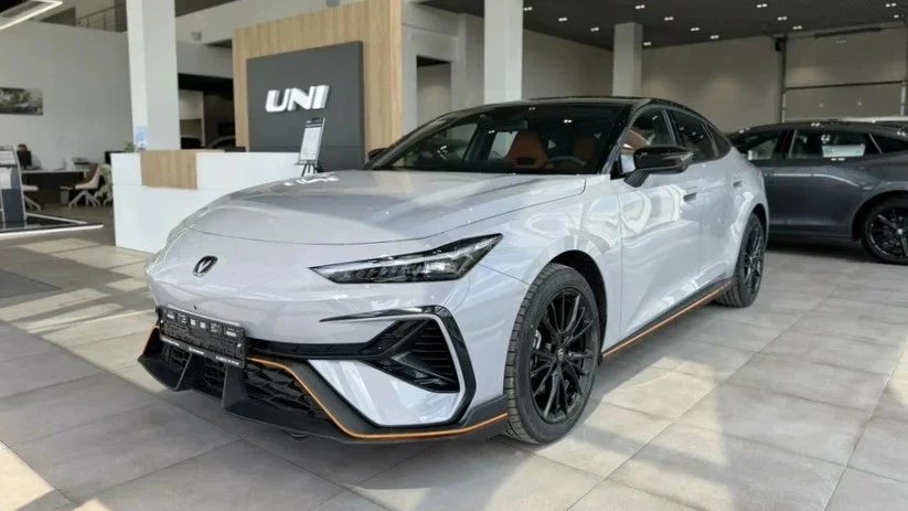 Обновленный новый Changan Uni-V у дилера в автосалоне купить новый сбоку спереди Тверь