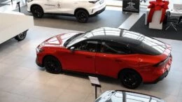 Обновленный новый Changan Uni-V у дилера в автосалоне купить новый сбоку Тюмень