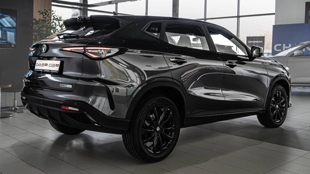 Changan CS35 Max у дилера в автосалоне купить новый Автопродикс Санкт-Петербург сзади сбоку