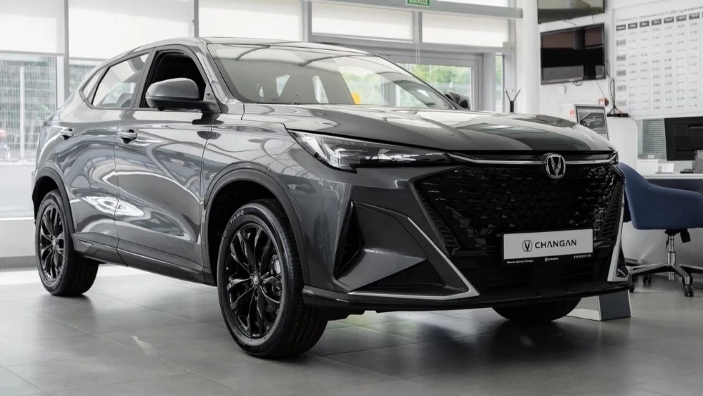 Changan CS35 Max у дилера в автосалоне купить новый Липецк спереди сбоку
