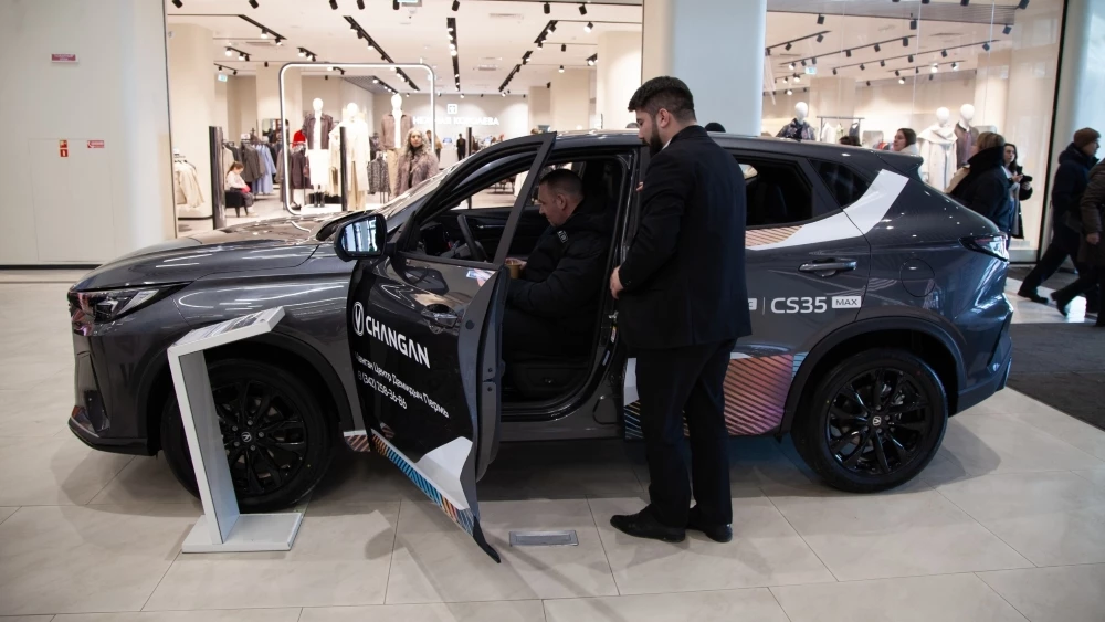 Changan CS35 Max у дилера в автосалоне купить новый Пермь торговый центр сбоку