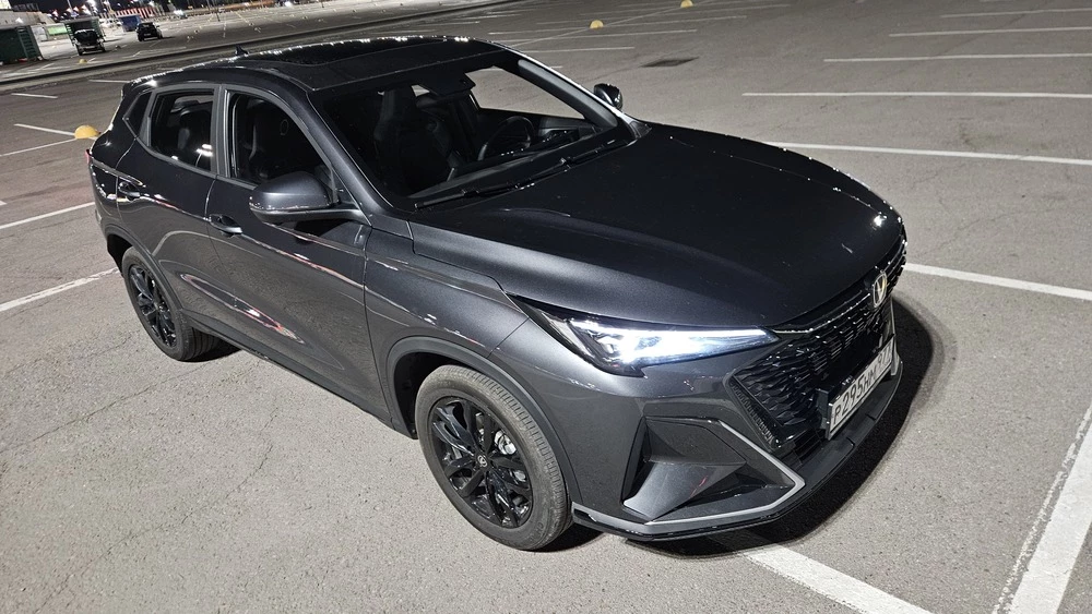 Changan CS35 Max тест сбоку спереди вечером свет