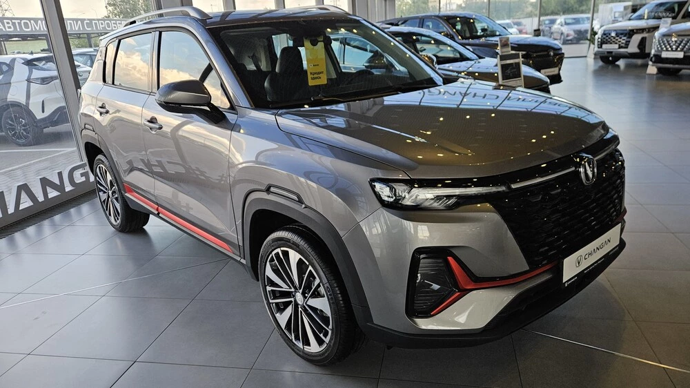 Changan CS35 Plus сбоку спереди у дилера в автосалоне