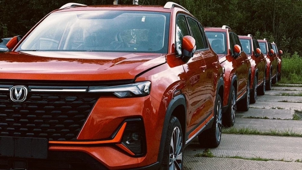 Changan CS35 Plus у дилера в автосалоне много Калуга спереди