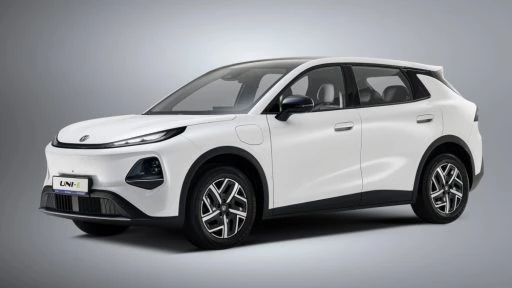 У Changan появился новый кроссовер Uni-E узбекистан сбоку спереди белый