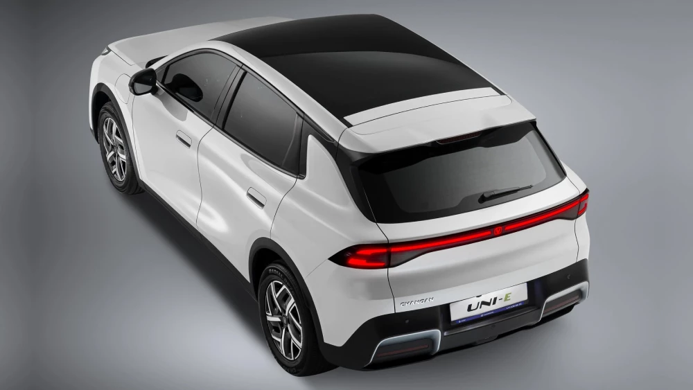 У Changan появился новый кроссовер Uni-E узбекистан сбоку сзади белый