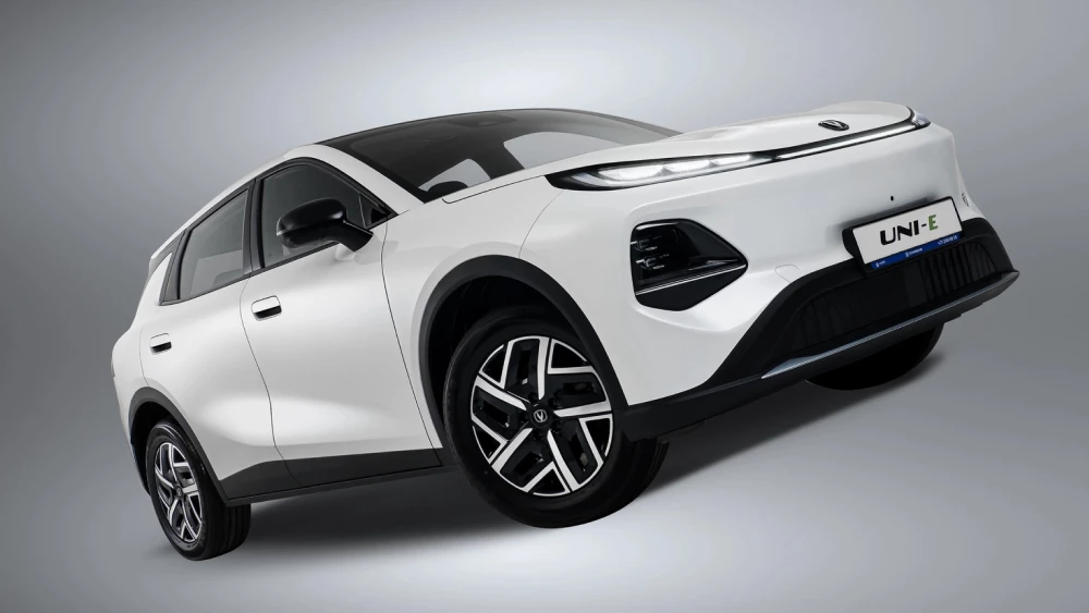 У Changan появился новый кроссовер Uni-E узбекистан сбоку спереди белый электромобиль