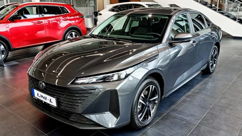 Changan назвал цену электрического Uni-L в Беларуси. Он дешевле бензиновых моделей бренда Электрический седан Changan Uni-L в Беларуси сбоку спереди у дилера в Минске