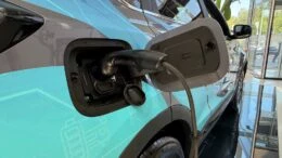Chery Tiggo 7 PHEV в Казахстане сбоку зарядка
