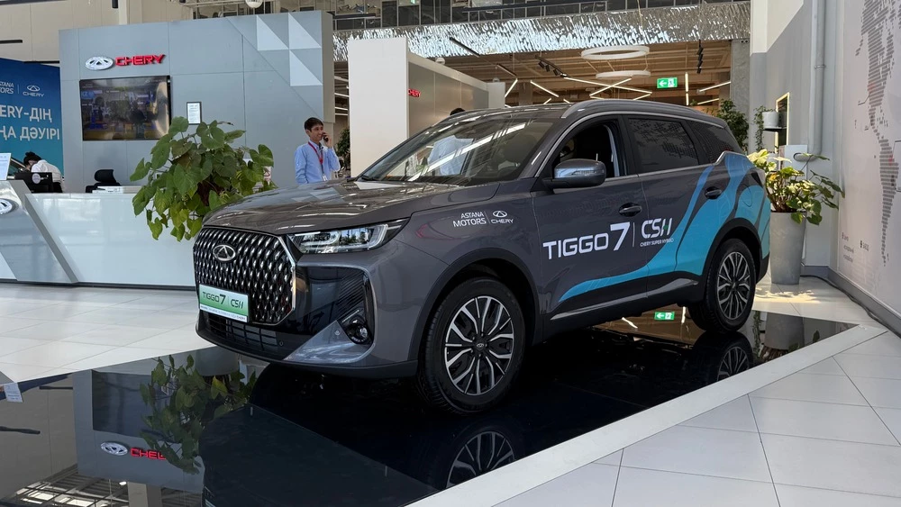 Кроссовер Chery Tiggo 7 PHEV у дилера в автосалоне в Казахстане сбоку спереди