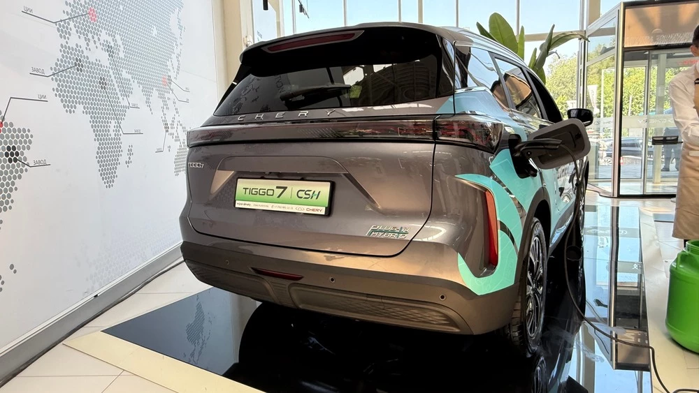Кроссовер Chery Tiggo 7 PHEV у дилера в автосалоне в Казахстане сбоку сзади