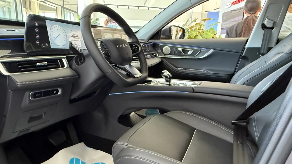 Кроссовер Chery Tiggo 7 PHEV у дилера в автосалоне в Казахстане салон интерьер