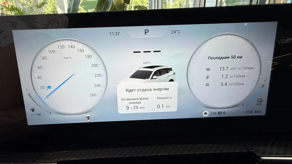 Кроссовер Chery Tiggo 8 PHEV у дилера в автосалоне в Казахстане салон интерьер мультимедиа медиасистема