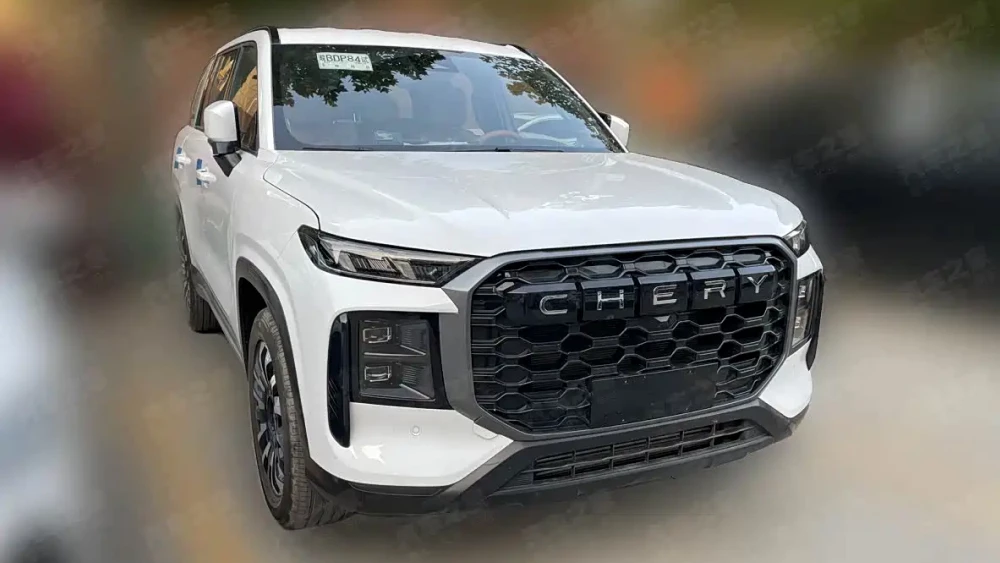 Предсерийный Chery Tiggo V заметили в Китае сбоку спереди белый кроссовер