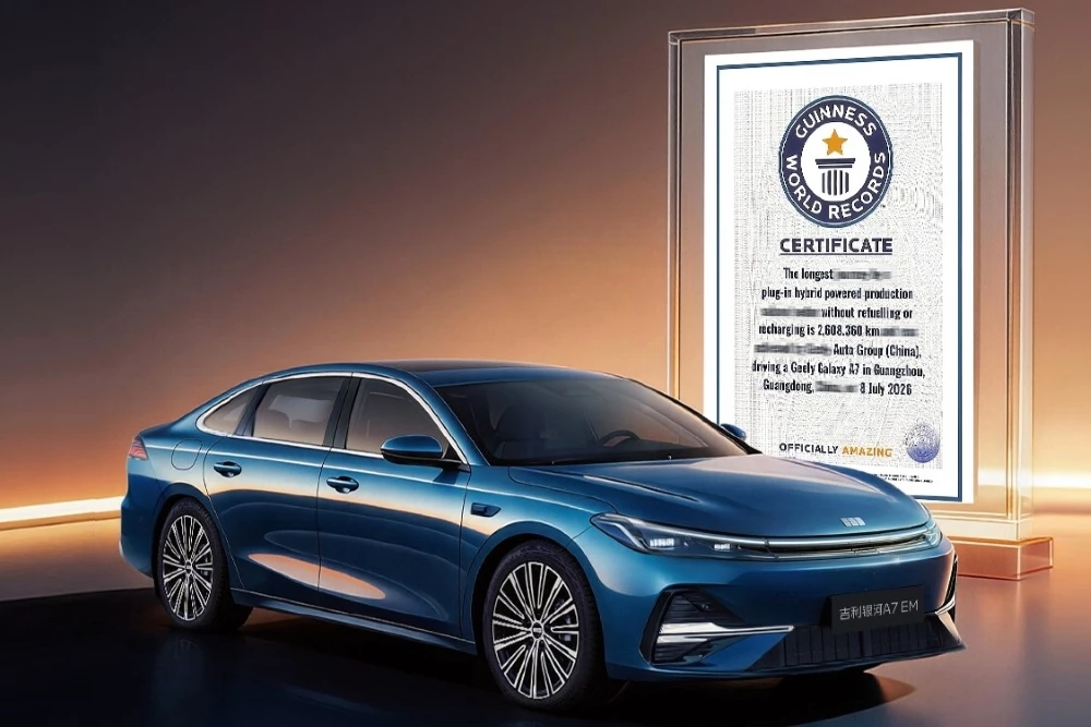 седан geely galaxy a7 em сбоку спереди рекорд гиннесса