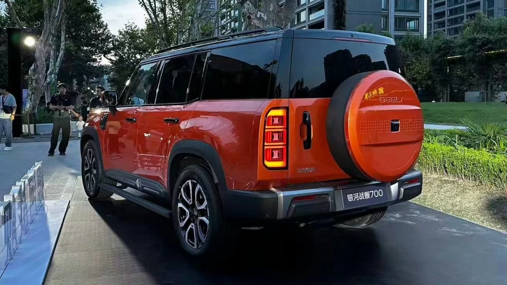 geely galaxy cruiser 700 кроссовер внедорожник сбоку сзади оранжевый