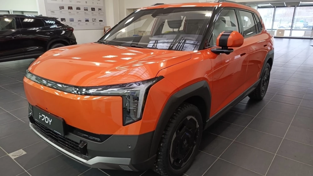 Evolute i-Joy у дилера в автосалоне купить новый ТрансТехСервис Казань сбоку спереди