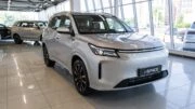 Гибридный кроссовер Evolute i-Space у дилера в автосалоне купить новый Автокласс Тула сбоку спереди
