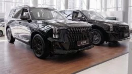 GAC GS8 у дилера в автосалоне Бизнес Кар сбоку спереди