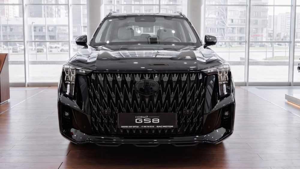 GAC GS8 у дилера в автосалоне Бизнес Кар спереди