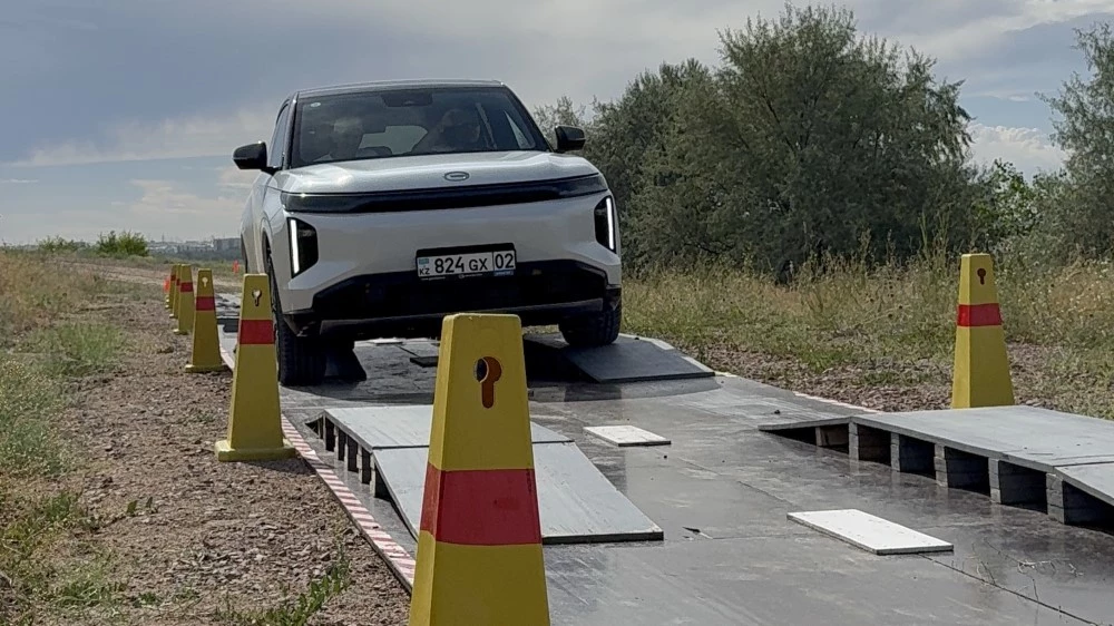 GAC S7 в Казахстане презентация тест бездорожье спереди