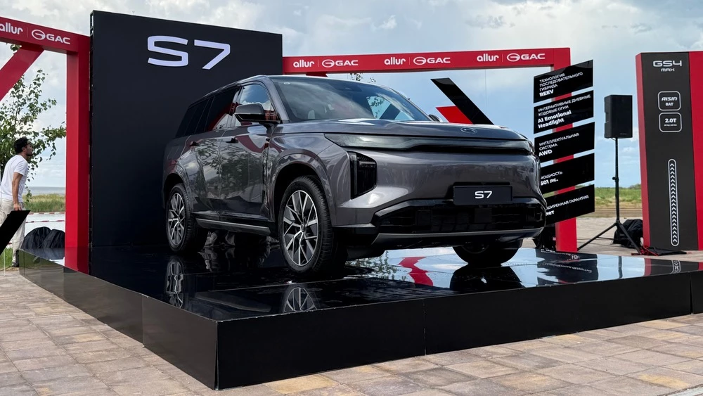 GAC S7 в Казахстане сбоку спереди презентация