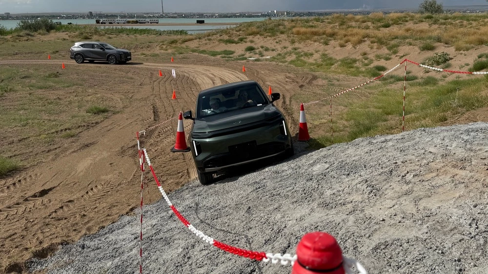 GAC S7 в Казахстане презентация тест бездорожье спереди