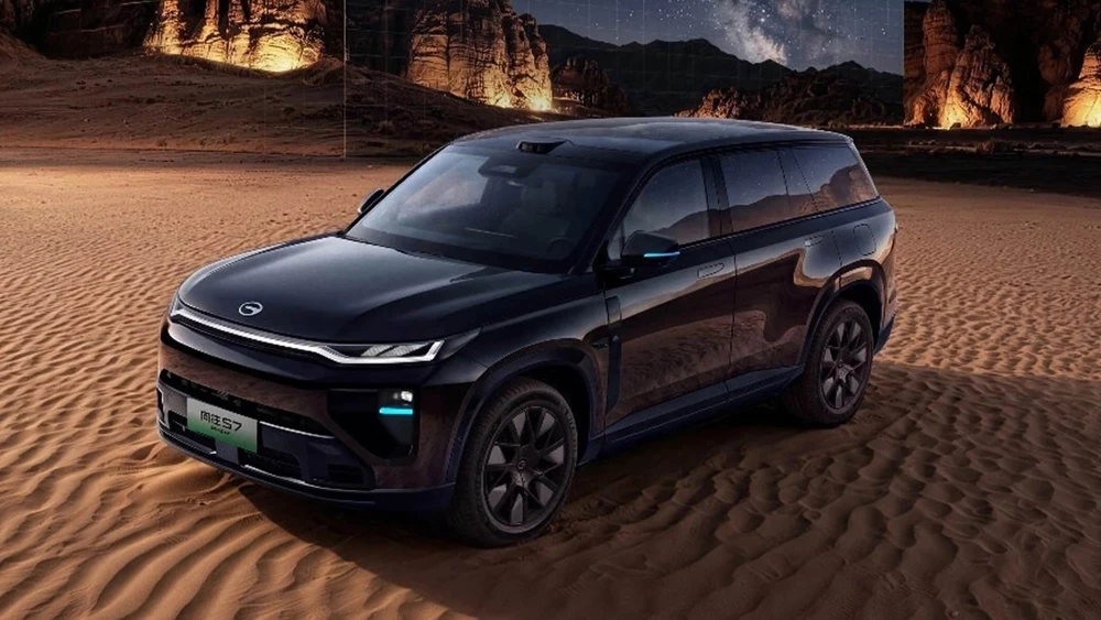 Обновленный кроссовер GAC S7 в Китае продажи спереди сбоку