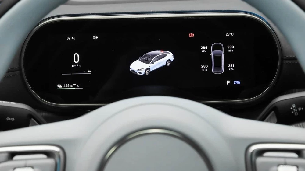 Geely Galaxy TT салон интерьер приборная панель