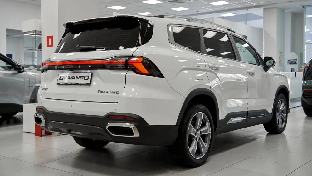Geely Okavango у дилера в автосалоне сбоку сзади Диалог Авто в Казани
