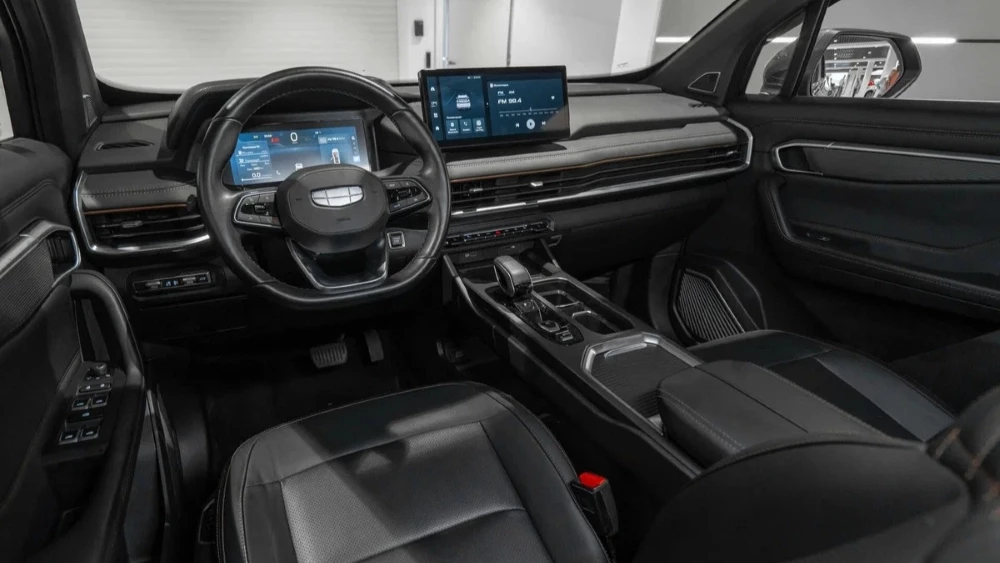 Geely Okavango у дилера в автосалоне салон интернет Peleton Юг в Москве