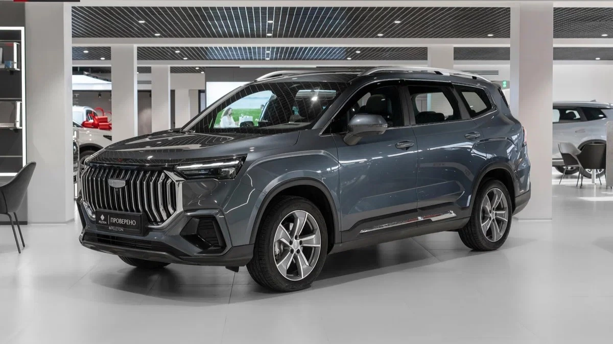 Geely Okavango у дилера в автосалоне сбоку спереди Peleton Юг в Москве
