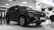 Geely Okavango у дилера в автосалоне сбоку спереди регинас челябинск