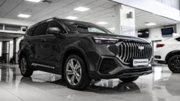 Geely Okavango у дилера в автосалоне сбоку спереди регинас челябинск